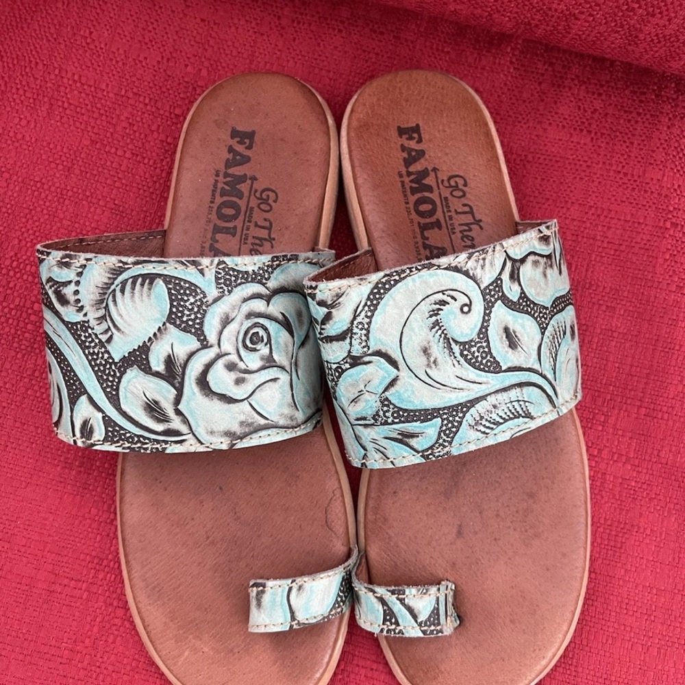 FAMOLARE “Brand and Deliver” Leather Toe Loop Sandals Turquoise sz 7 flats
